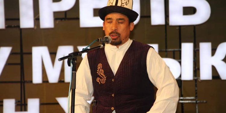 Манасчы Рыспай Исаков: «Манас» айылын азыркы абалда калтыргыла деп айтыш керекпи?»