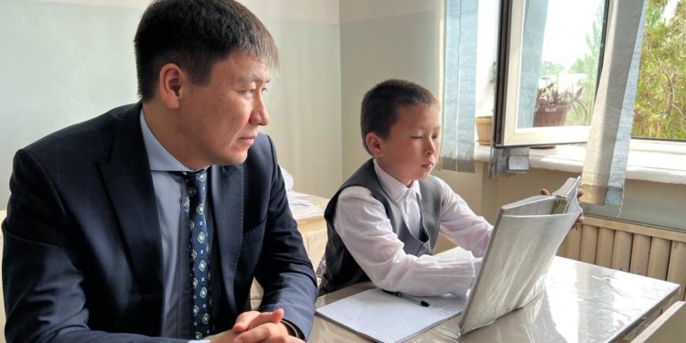 Билим берүү министри Келечек конушундагы мектепке барып, англис тили сабагына катышты (видео)