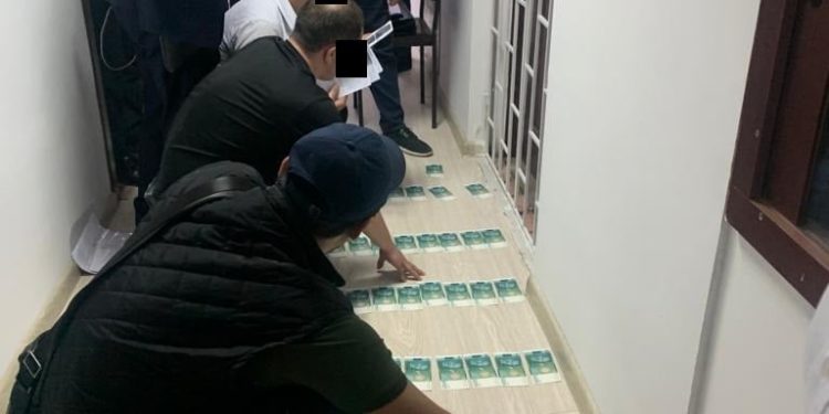 ИИМдин тергөөчүсү 4 миң доллар опузалап пара алууга шектелип кармалды