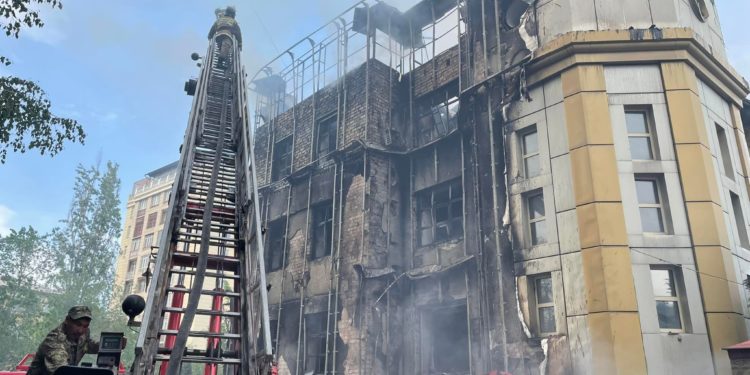 Бишкекте Байтик Баатыр көчөсүндөгү имараттан чыккан өрт өчүрүлдү