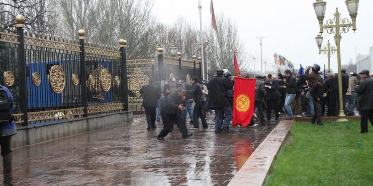 «Апрель элдик революциясында өз өмүрүн арнаган жигиттер — бүгүнкү мезгилдин анык баатырлары». Президенттин кайрылуусу