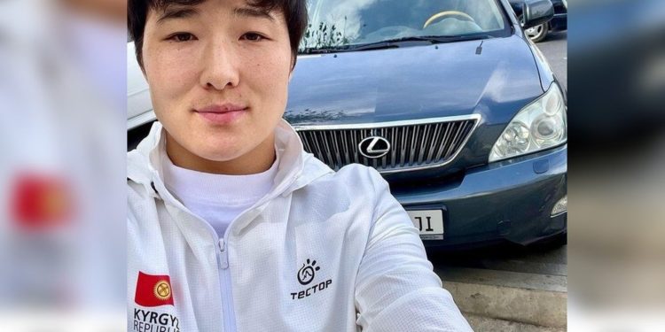 Айпери Медет кызы жол тескөөчүлөр Мээрим Жуманазарованын унаасын жүктөп кеткенин айтты