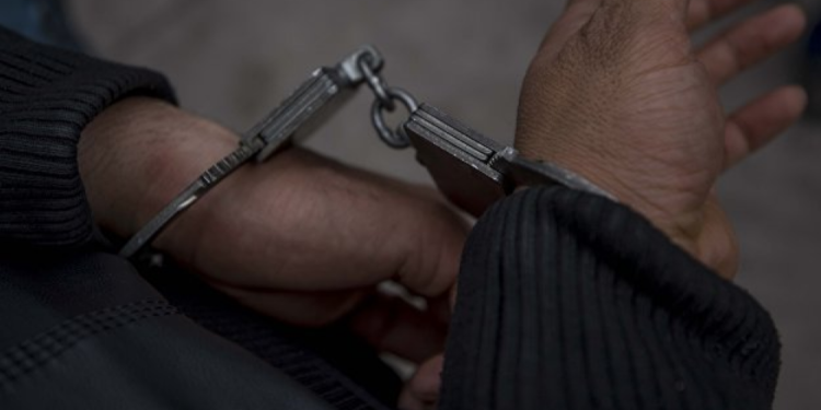 «Биз общактанбыз». Жалал-Абадда уюшкан кылмыштуу топтун мүчөсү кылмыштуу шериги менен кармалды