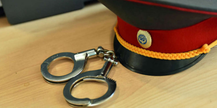 УКМК: Талас шаардык милициясынын кызматкери кармалды. Ал тургунду баңгизат сатууга мажбурлоого шектелүүдө