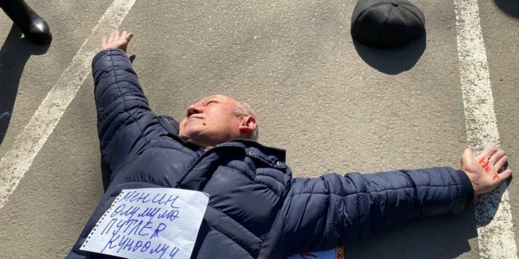 «Элчиликтин алдына барып жатып алууну токтотуш керек». Садыр Жапаров митингдерге тыюу салынганы тууралуу позициясын айтты