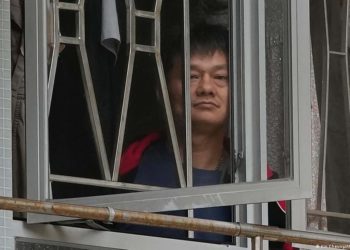 «Тамак, дары-дармектери жок». Шанхайда тургундар 3 аптадан бери үйлөрүнөн чыга элек