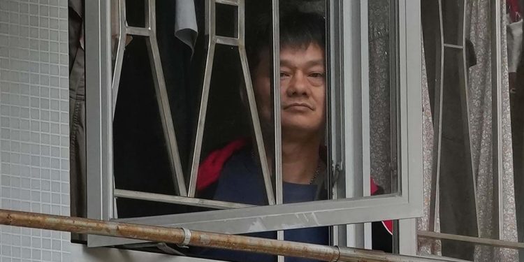 «Тамак, дары-дармектери жок». Шанхайда тургундар 3 аптадан бери үйлөрүнөн чыга элек