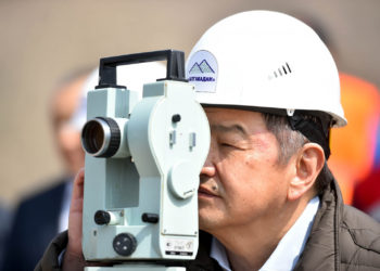 Кадамжайда магистралдык каналдын курулушу үчүн тоо тектер жардырылды