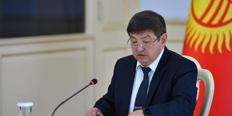 Жапаров: «Чек арадан өткөн жүк ташуучу унаалардын эсебинде Кыргыз жана Кытайдын маалыматынын дал келбестиги 2000ден ашык унааны түзөт»