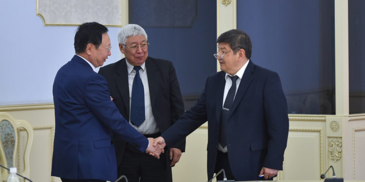 Жапаров Монголиянын тоо-кендеги реформасы боюнча жолугушуу өткөрдү