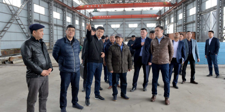 Жапаров Төрөбаевге автобус чыгаруучу ишкананы тийиштүү заказдар менен камсыздоону тапшырды