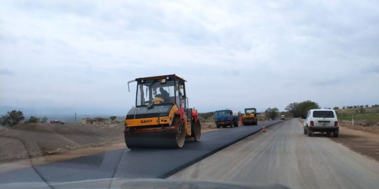 Какшык иретинде Жапаровдун ысымын ыйгаруу сунушталган Жумгал — Ак-Талаа жолун оңдоо иши токтоп турат