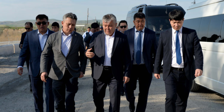 Арзыбек Кожошев жана Бахыт Султанов «Ак-Тилек» көзөмөл-өткөрүү пунктунда жолугушуу өткөрдү