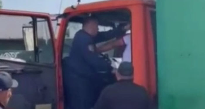 Жүк ташуучу унаанын айдоочусун сабаган жол тескөөчү кызматтан алынды