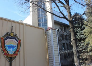 Жасалма диплом чуусу. 40 кызматкер иштен кетип, 2 жергиликтүү кеңештин депутаты мандатын тапшырды