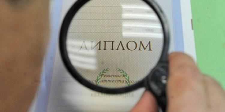 Кыргызстандын мектептеринде 110дой мугалим диплому жок иштери айтылды