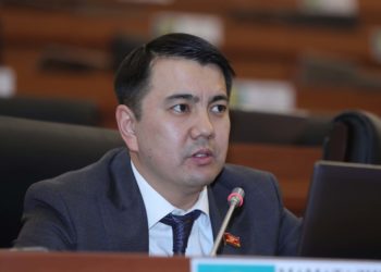 «Кумтөрдү башынан баштап алганыбызда 40 миллиард доллар мамлекетке түшмөк». Депутат Марлен Маматалиев мыйзамга өзгөртүү киргизген себебин түшүндүрдү