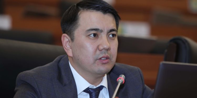 «Кумтөрдү башынан баштап алганыбызда 40 миллиард доллар мамлекетке түшмөк». Депутат Марлен Маматалиев мыйзамга өзгөртүү киргизген себебин түшүндүрдү