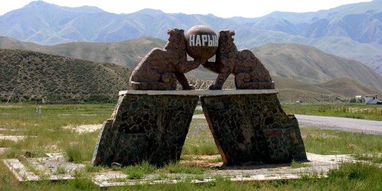 Нарында эркек кишини зордуктоого 4 кошунасы шектелүүдө. Кылмышка шектүүлөр кармала элек