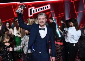 Министрлер кабинетинин төрагасы Александр Волкодавга 100 миң сом бөлүп берет