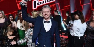 Министрлер кабинетинин төрагасы Александр Волкодавга 100 миң сом бөлүп берет