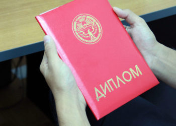 «Депутаттыкка талапкер сөзсүз жогорку билимге ээ болушу керек эмес». Мыйзамга өзгөртүү киргизүү сунушталууда