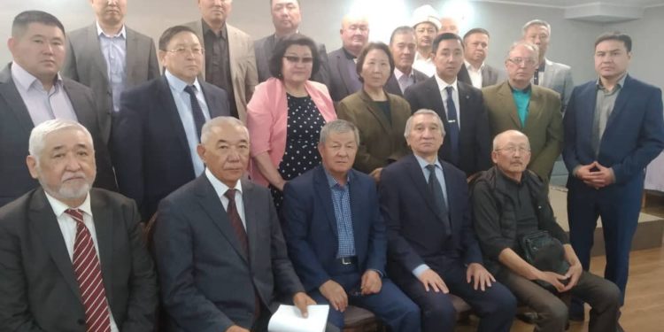 «Депутаттардын дараметин көрүп жатабыз». Кыргызстанда бийликке кеңеш берген уюм түзүлдү
