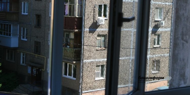 Бишкекте 7-кабаттан кулап, көз жумган жарандын аты-жөнү тактала элек