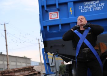 Кыргызстандык спортчу 4 жүк ташуучу вагонду жүгү менен 8 метрге сүйрөдү (сүрөт)