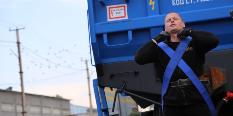 Кыргызстандык спортчу 4 жүк ташуучу вагонду жүгү менен 8 метрге сүйрөдү (сүрөт)