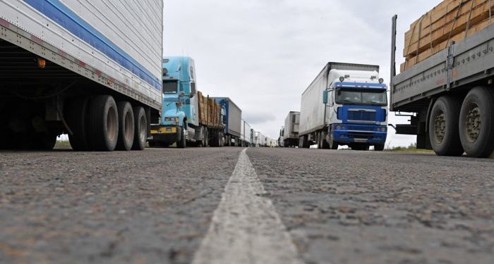 “Ак-Тилек-автожол” постунда 300гө жакын жүк ташуучу унаа токтоп турат