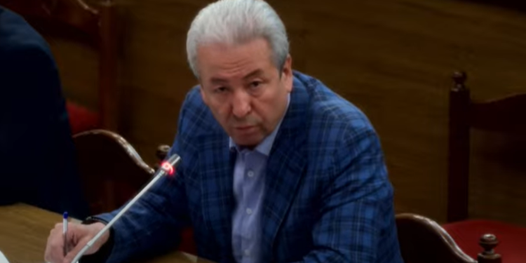 «Чөнтөгүмө эле салып койгула». Адахан Мадумаров тыңшоо болуп жатканын билдирди