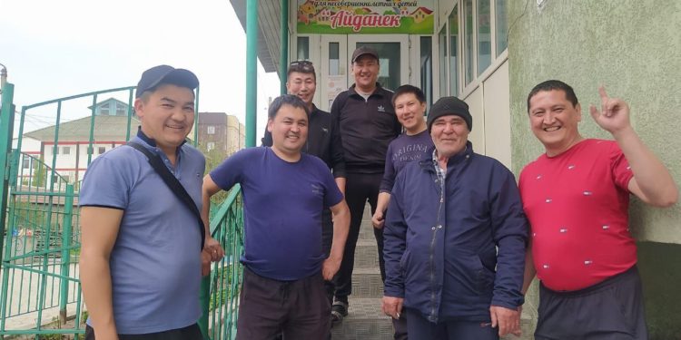 №102 маршруттук каттамдын айдоочулары майып балдар үйүнө 30 миң сомдук жардам көрсөтүштү