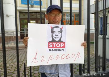 Жарандык активист Өндүрүш Токтонасыров БУУнун Бишкектеги имаратынын алдында жалгыз акция өткөрдү