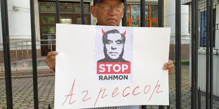 Жарандык активист Өндүрүш Токтонасыров БУУнун Бишкектеги имаратынын алдында жалгыз акция өткөрдү