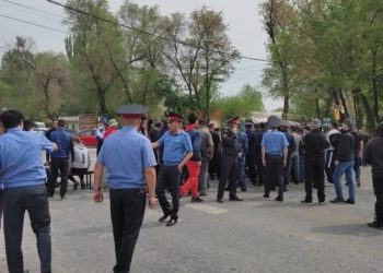 Бишкектин Алма-Ата көчөсүн тосуп, митингге чыккан тургундарга аким келди