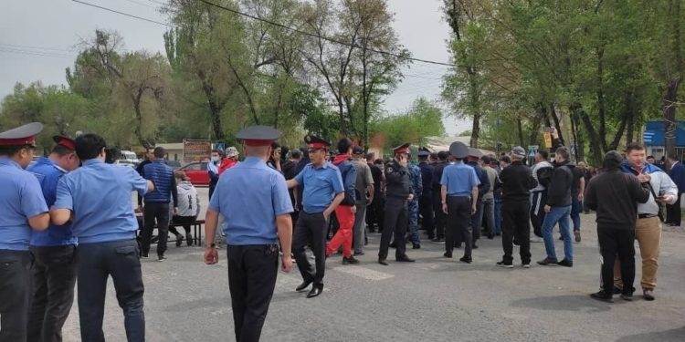 Бишкектин Алма-Ата көчөсүн тосуп, митингге чыккан тургундарга аким келди