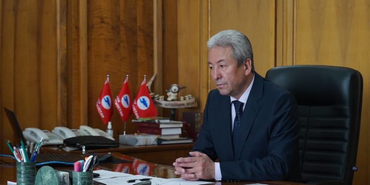 Адахан Мадумаров: «Каалагандай оңдоп-түзөп жатышып, Ак үй чымчыктын уясы болуп калыптыр»