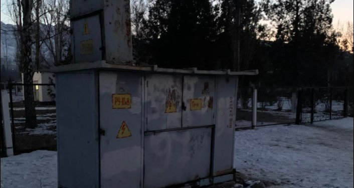 Өзгөндө 4 жаштагы бала ойноп жатып, трансформатордун ичине кирип, токко урунган