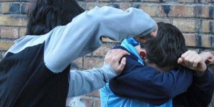 Ошто мектеп окуучуларынын арасында мушташ чыгып, 2 окуучу жаракат алды