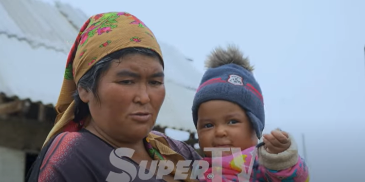 «Суу жок сасып, биттеп кеттик. Мен да элге окшоп жашоону каалайм» дейт 36 жаштагы келин