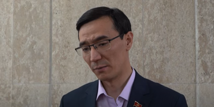 Депутат Алиев Июнь окуясы боюнча: «Миң адам өлдү. Бирөө жооп бериши керек да»