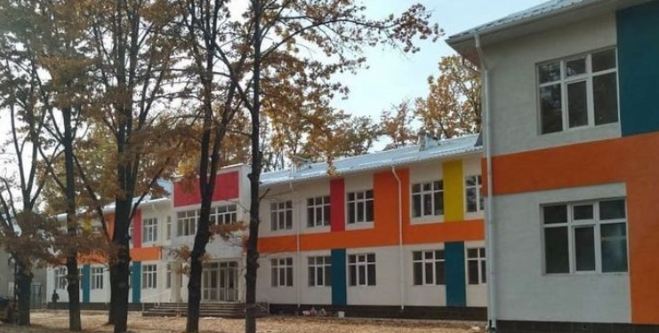 Президент Садыр Жапаров 15 мектеп, 1 бала бакча салуу чечимин кабыл алганын айтты 