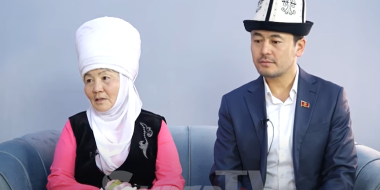 «Кичинесинде бардык жомокторду окуп чыкты. Китепке абдан кызыкчу» дейт Нуржигит Кадырбековдун апасы