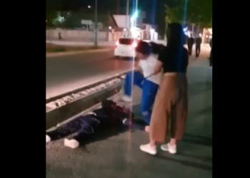 Бишкекте кыздар эркек кишини ур-токмокко алып жаткандагы видео тарады