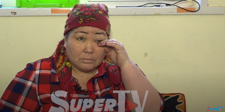 «Атам каза болгондон кийин ооруп калдым, боюмда да бар болчу. Күйөөм сабап, башымды жарып салды» дейт келин