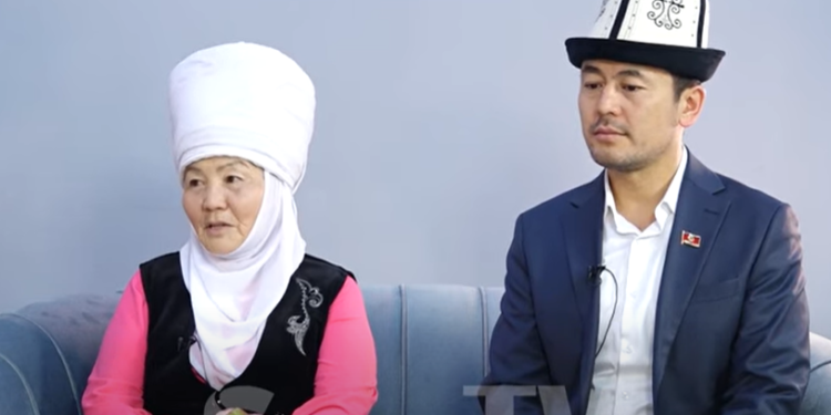 Нуржигит Кадырбеков: «Чоң атамдын колунда өстүм. Карындашым менен ойноп, телевизор көргөнү атамдарга келет элем»