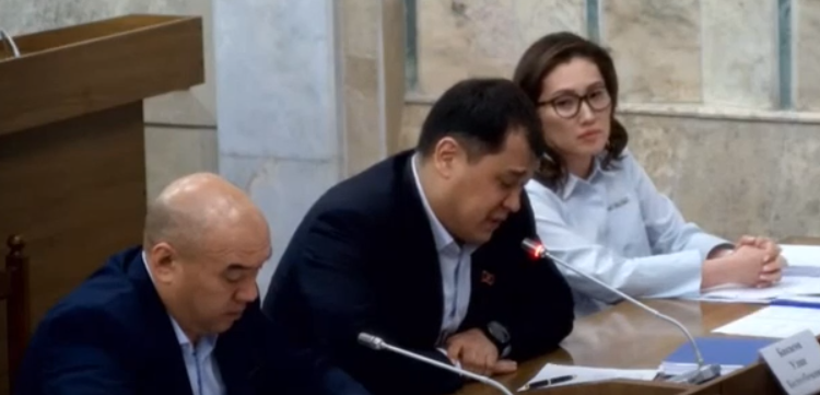 Депутат Бакасовдун Мадумаровго болгон нааразычылыгын кагаздан окуганы талкуу жаратууда