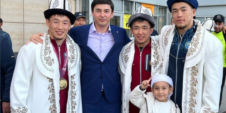 Кыргызстандын намысын коргогон Азия чемпиондору Кыргызстанга кайтып келишти