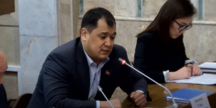 «Кагаз караган жокмун». Депутат Улан Бакасов Мадумаровду дагы сындады